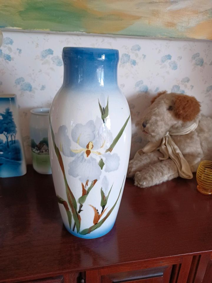 Alte Vase, Keramik, Orchideen in Berlin