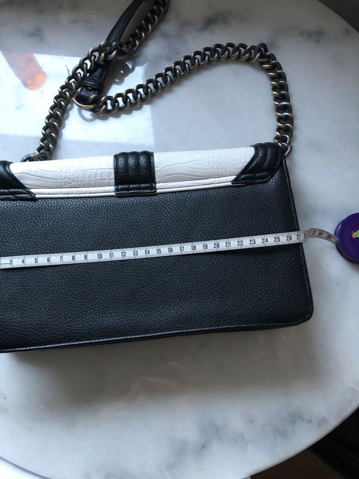 Zara Handtasche Umhängeriemen Kettendetail in Elmshorn