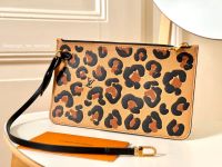 LOUIS VUITTON Pochette aus Neverfull Wild at Heart - Leo Print Hessen - Gießen Vorschau