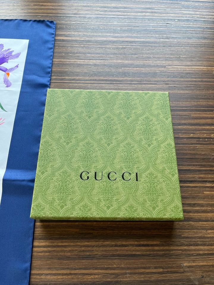 Gucci Seidentuch Floral in Rodgau