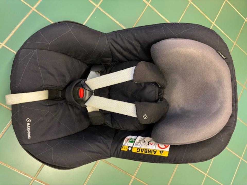 Babyschale, Kindersitz + Basis Maxi-Cosi, Set, Zustand exzellent in Frankfurt am Main