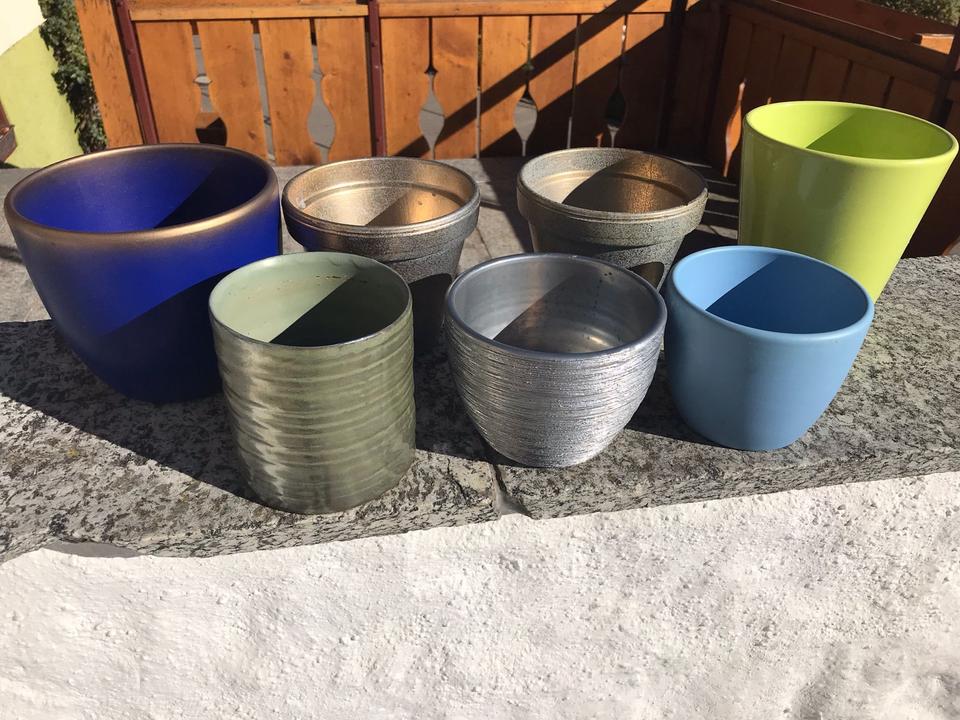 Verschiedene Blumentöpfe verschiedene Farben Garten Pflanzen in Oberreute