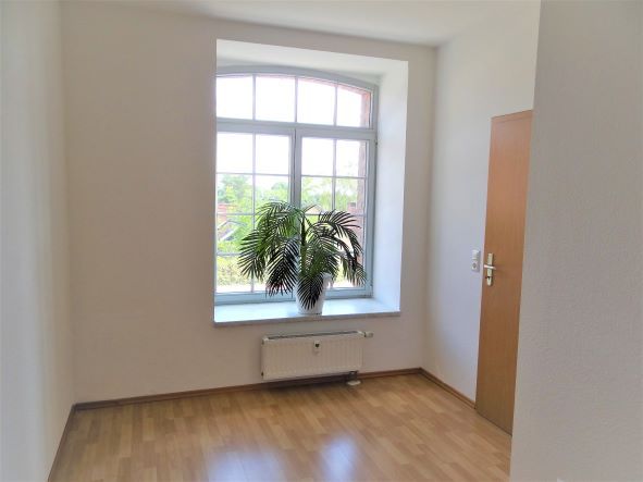 Blick auf die idyllische Grünanlage, Wohnung mit Balkon, Fahrstuhl, großer Duschbereich in Calbe (Saale)