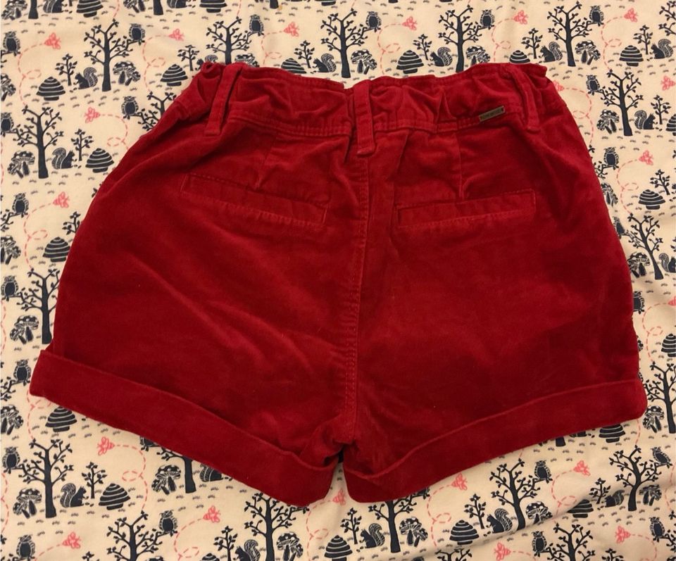 Okaidi Samtshorts rot Gr.128 Chino Kurze Hose Frühling in Frankfurt am Main