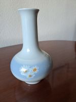 Keramik Vase weiß-blau mit Gänseblümchen Bayern - Gröbenzell Vorschau