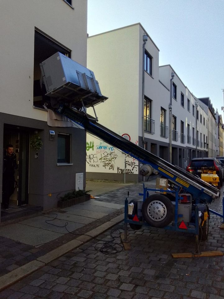 Möbellift Transporter mit Fahrer Umzug Entrümpelung  Haushaltsauflösung Klavier Transporte möbeltaxi in Leipzig