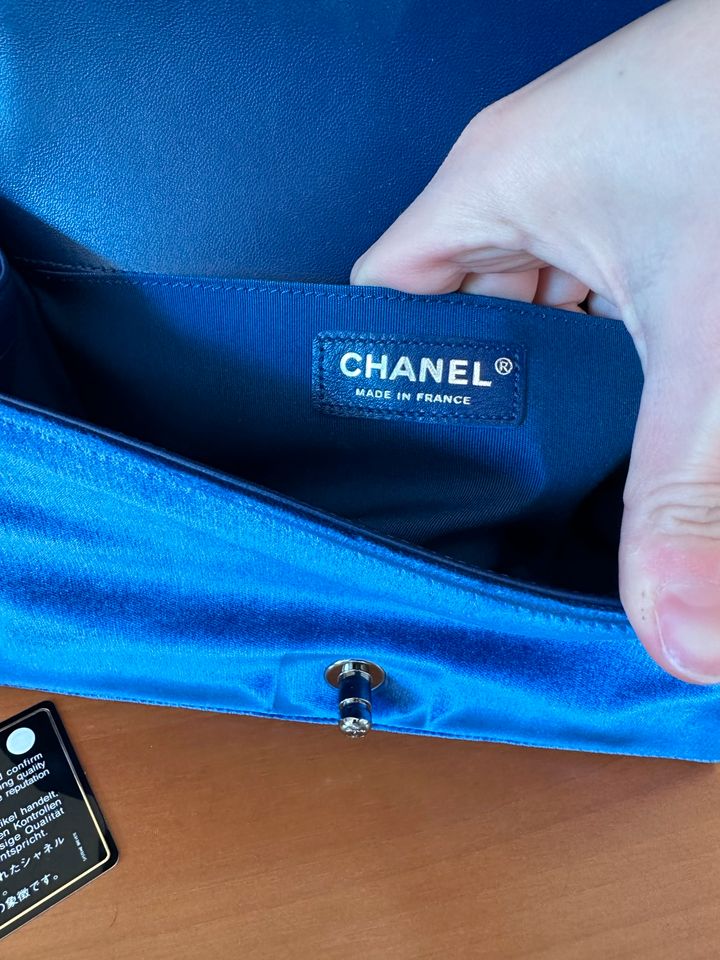 Chanel old medium boy Tasche aus Samt in München