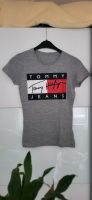 T-Shirt grau weiß rot Tommy Hilfiger Tommy Jeans XS Nordrhein-Westfalen - Wermelskirchen Vorschau