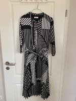 Kleid mit grafischem Muster Nordrhein-Westfalen - Rheurdt Vorschau
