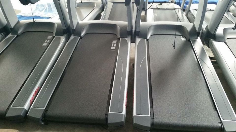 Life Fitness Laufband 95T Engage Elevation Series in Detmold