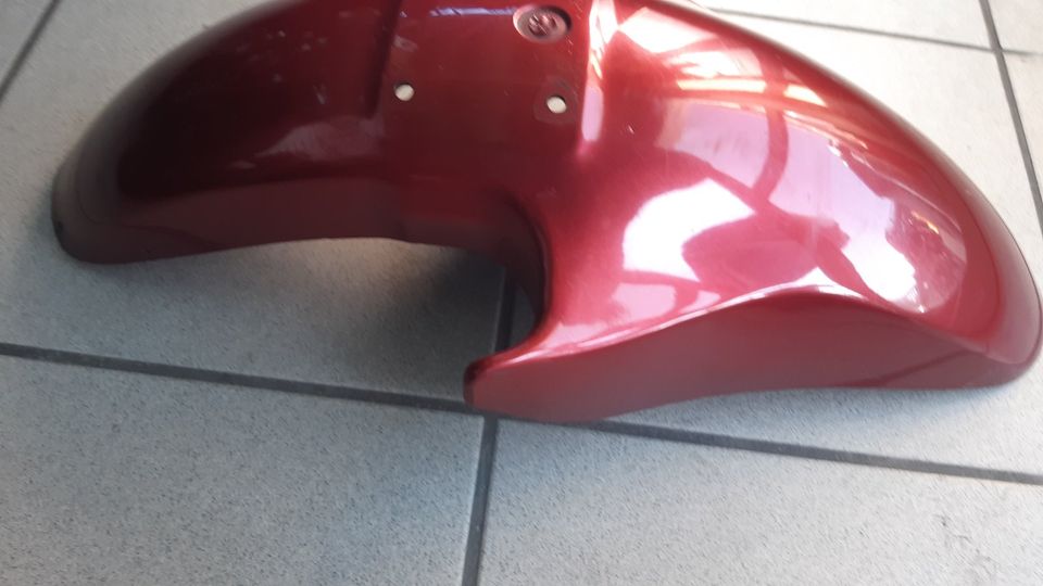 Suzuki GSF 600 GN 77 Bandit Kotflügel vorne rot guter Zustand in Altfraunhofen