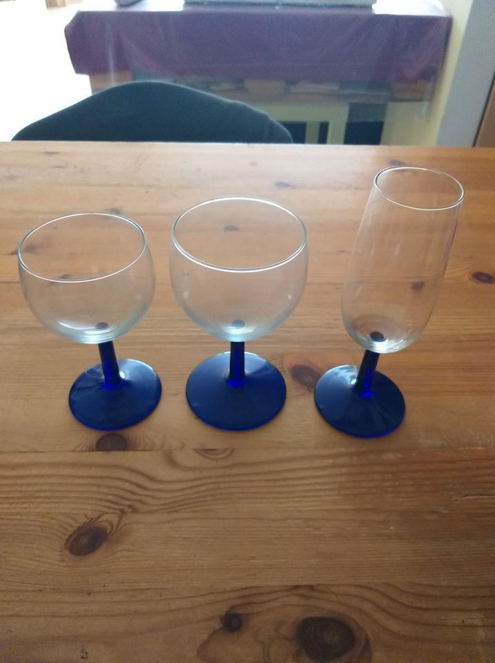 18 Gläser mit blauem Fuß in Hanau