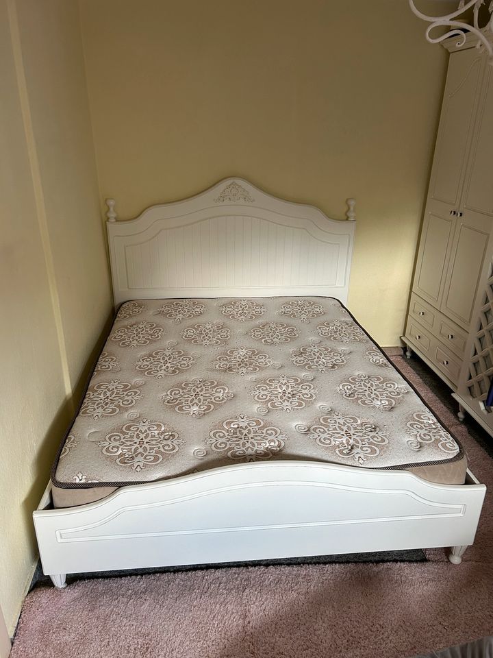 Bett mit Matratze 160x200 Landhausstil Weiß in Bassum
