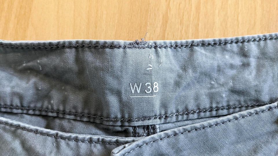 Shorts * grau * 38 * geknöpft * Pailletten * kurze Hose in Enger