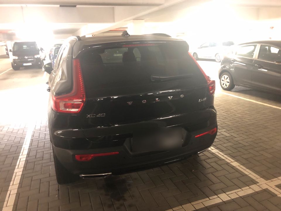 Volvo XC 40 R-Design AWD in Köln