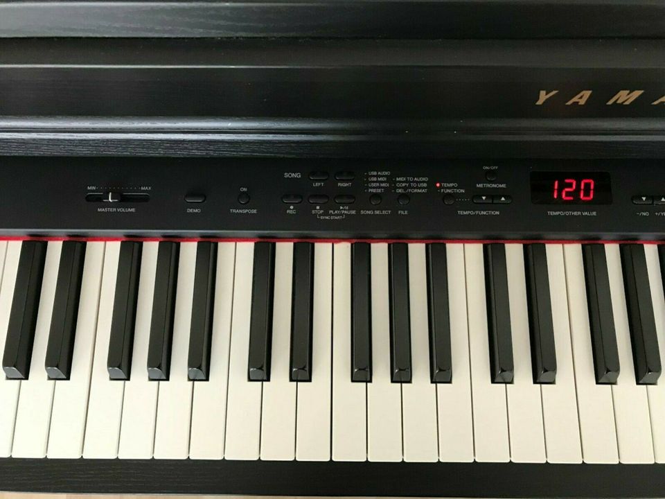 Yamaha CLP 470 Clavinova E-Piano Klavier mit Bank und Kopfhörer in Lübeck