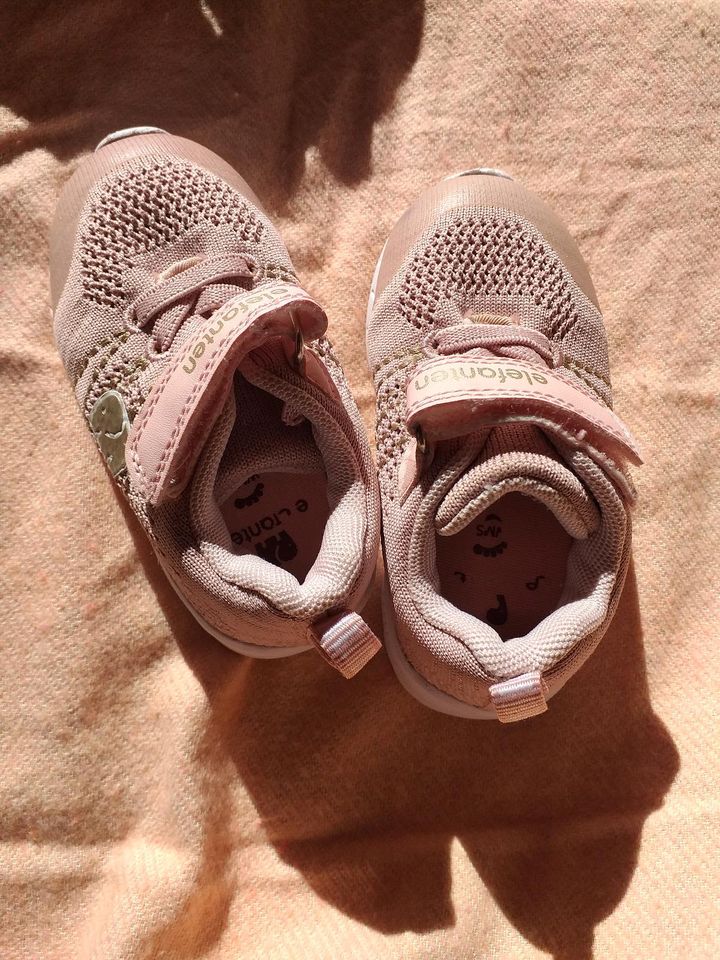 Elefanten Baby Schuhe .Größe  21 in Mühlhausen-Ehingen