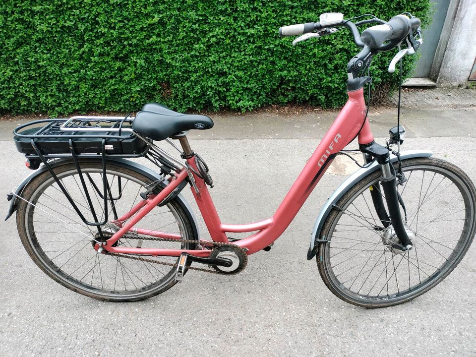 E Bike Damen Fahrrad Elektro von Mifa in Düsseldorf