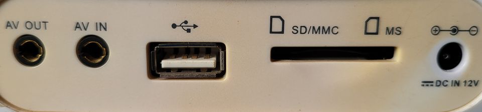 Tragbarer DVD Player USB und SD Kartenslot mit Fernbedienung in Hamburg