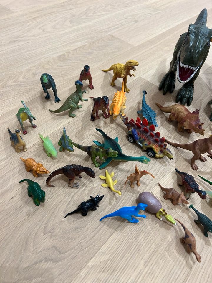 XXL Dino Paket mit 100 Figuren in verschiedenen Größen in Memmingen