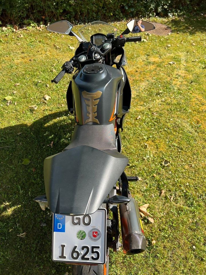 KTM RC 125 Motorrad mit Akrapovič Auspuff in Göttingen