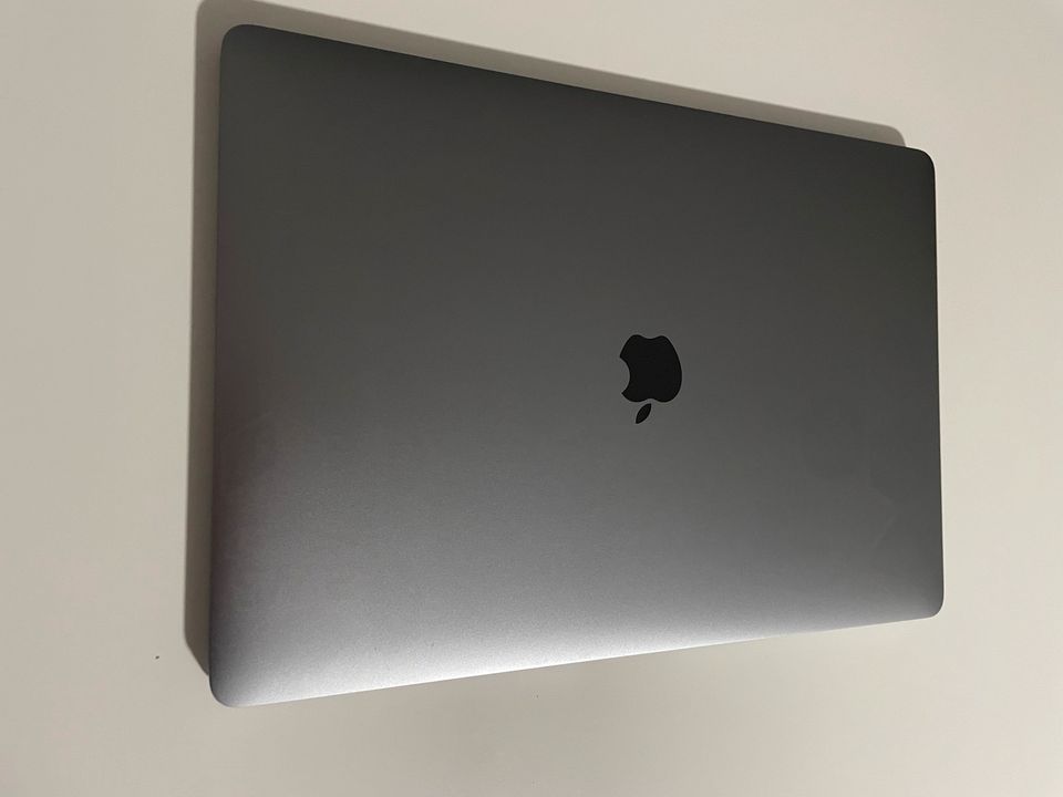 Macbook Pro 2019 16Gb 256 SSD core i7 2.6GHz in Düsseldorf