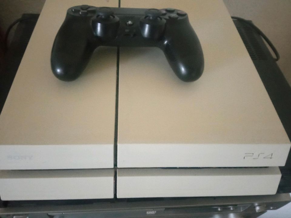 Sony PS 4 mit Controller in Berlin