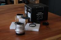 Fujifilm XF23 F2 R WR, silber mit SquareHood Geli und Zubehör Hessen - Staufenberg Vorschau