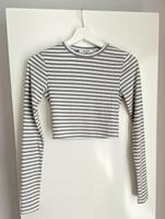 NA-KD cropped crop Top mit langen Ärmeln Langarmshirt grau weiß Dithmarschen - Buesum Vorschau