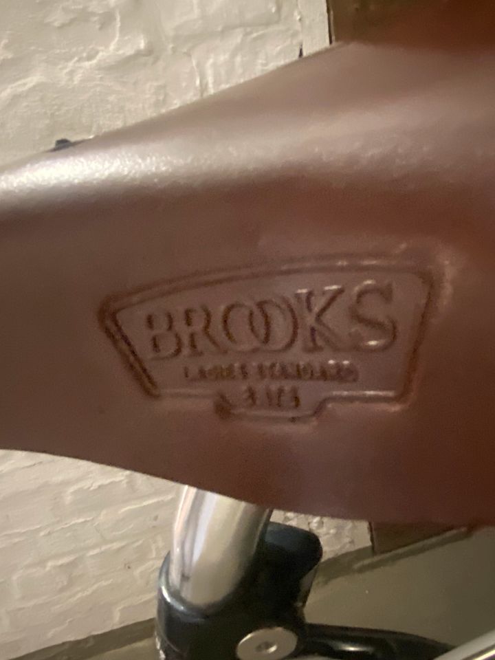 Brooks B17 Short in Berlin