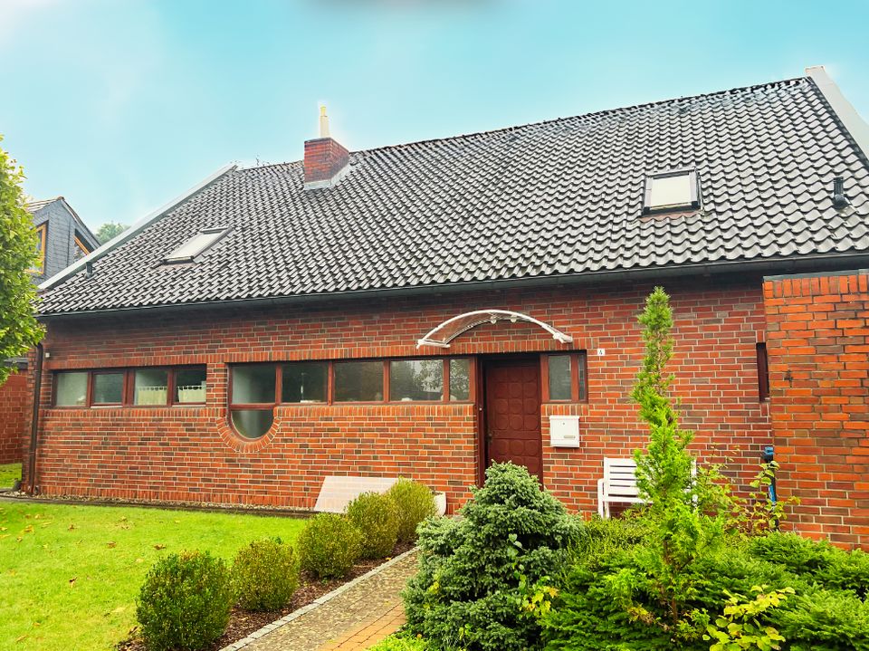 Exklusiv Wohnen in Braunschweig-Kanzlerfeld: Schönes Architektenhaus in traumhafter Lage in Braunschweig