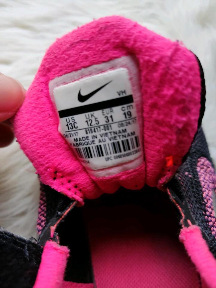 Nike,Turnschuhe,Sportschuhe,Schuhe,Gr. 31,schwarz,pink,Mädchen in Oyten