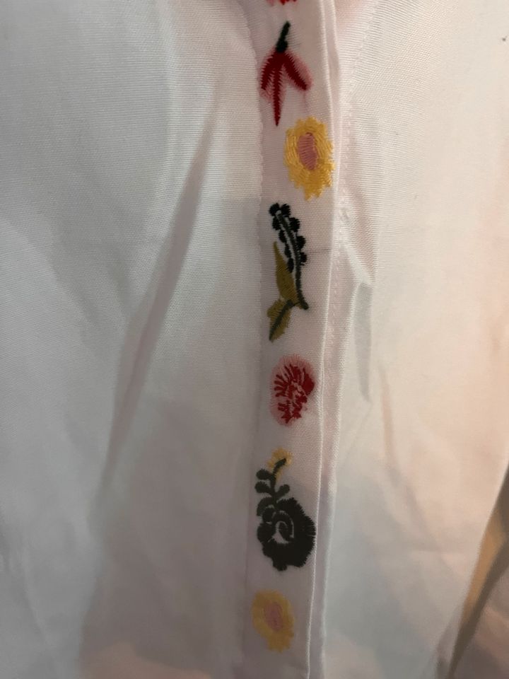 Schöne weiße Bluse mit Strickblumen an den Ärmeln und Knöpfen in Frankfurt am Main