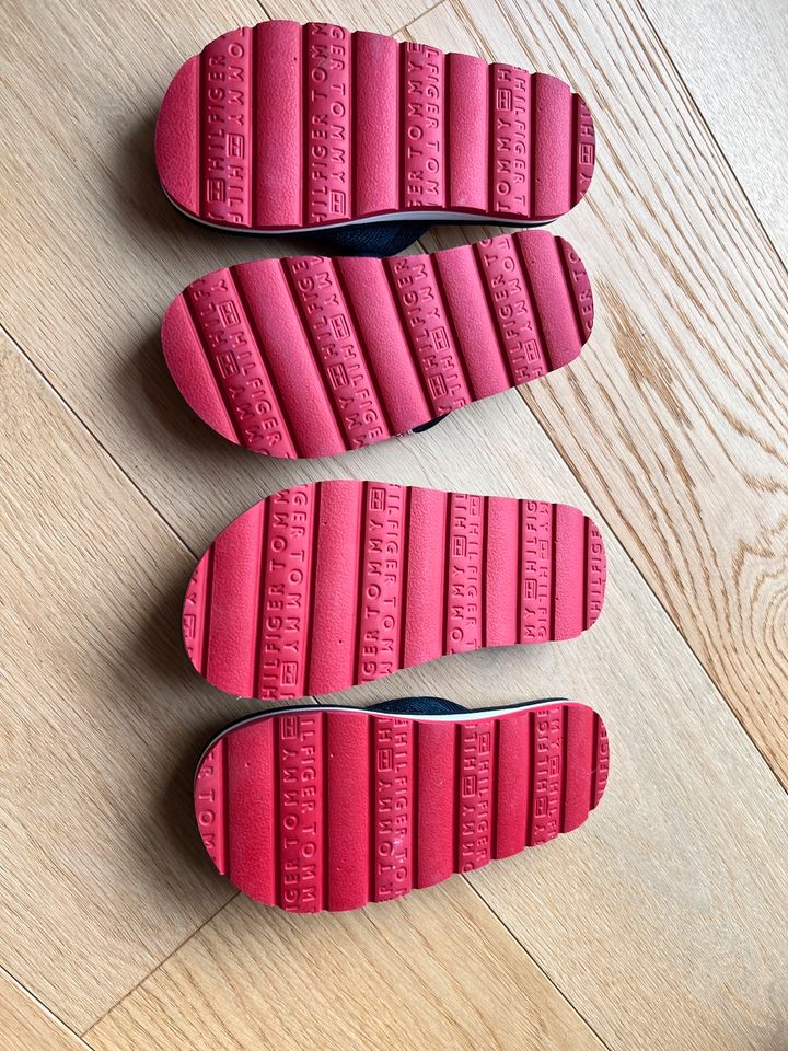 Kinder Flip Flops von Hilfiger in Boxberg