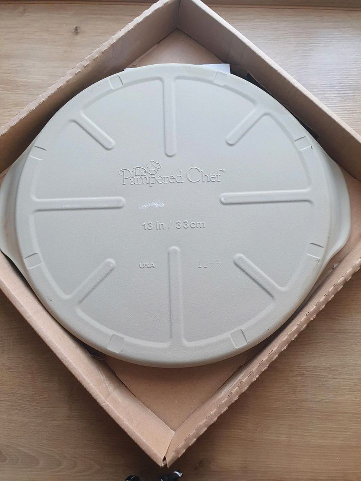 The Pampered Chef Mittlerer Baking Stone Rund mit Griffen in Kaufungen