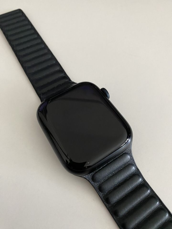 Apple Watch Series 7 45mm Midnight Blue mit Lederarmband Apple in Hamburg