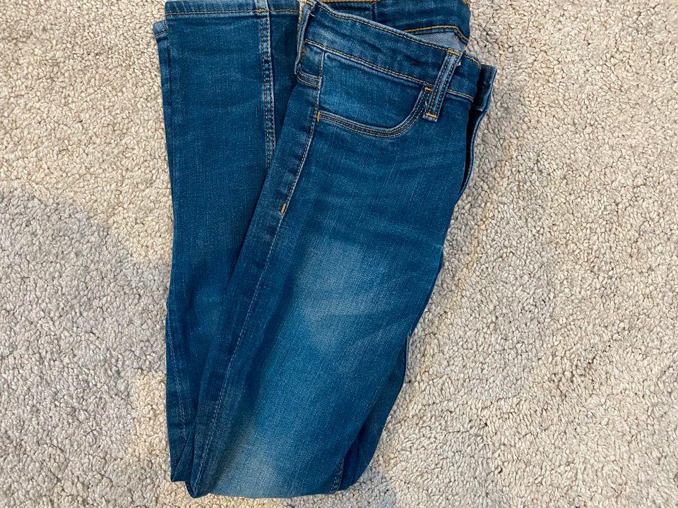 Jeans/Jeanshose Gr.134 H&M / Kinderkleidung /Mädchen in Schladen