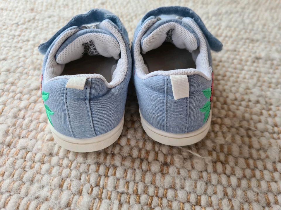 Canvas Sneaker H&M Gr. 27 blau Blumen in Kiel