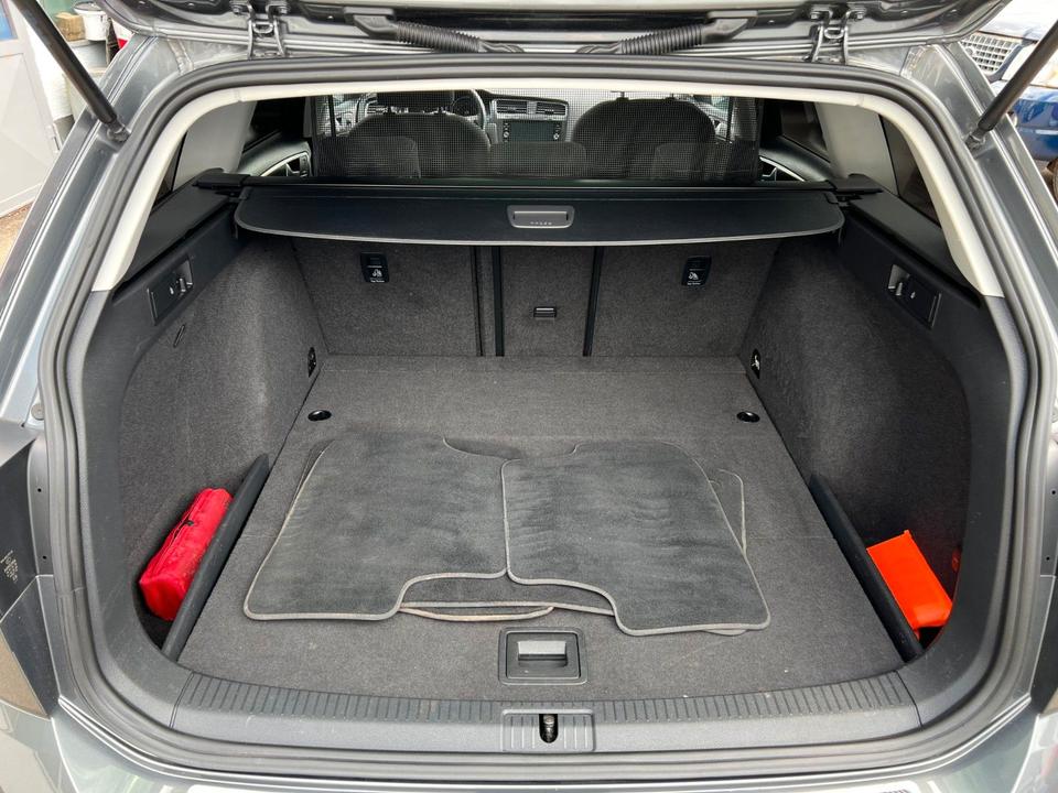 Volkswagen Golf VII Variant Highline*Sitzheizung*LED*PDC* in Schweinfurt