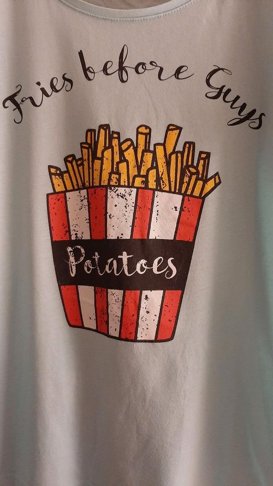 T-Shirt S hellblau Aufdruck "Fries before Guys" in München