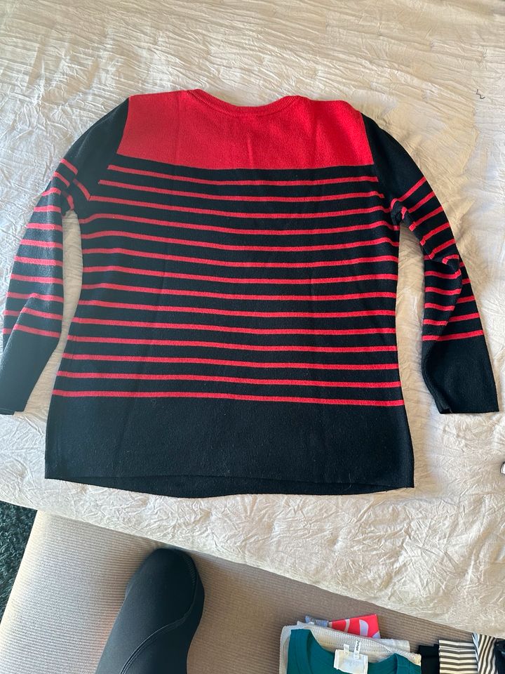 Claudie Pierlot Damenpullover gestreift, rot schwarz Knöpfe 36 S in Berlin