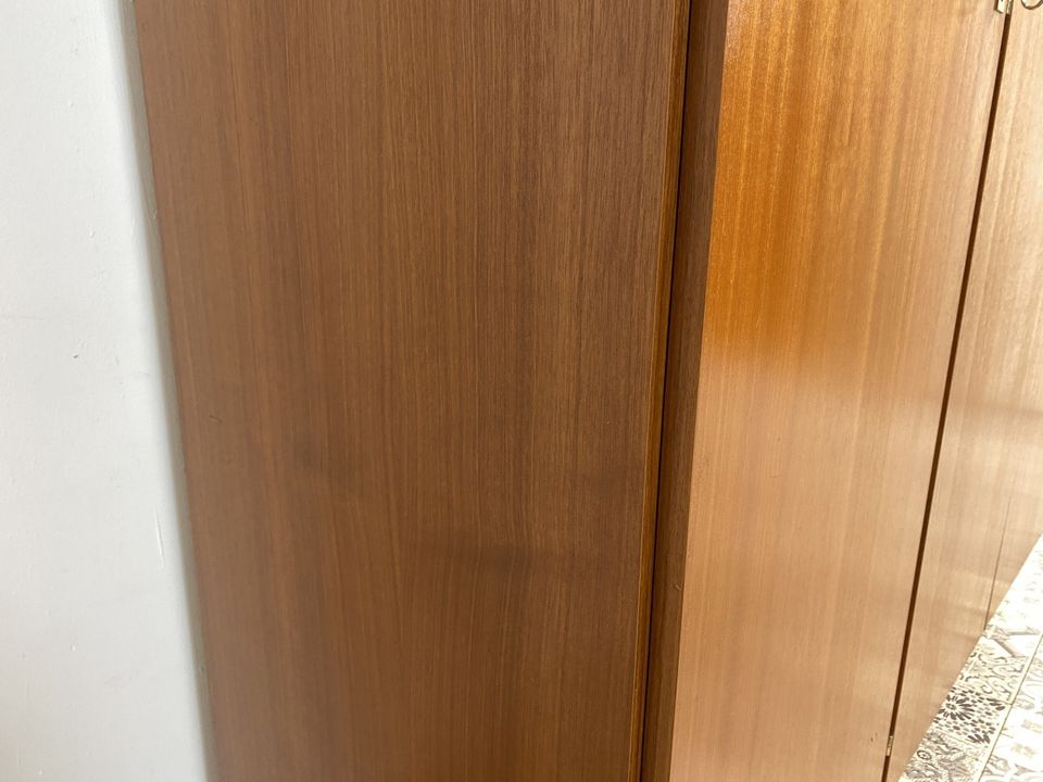 WMK Unaufdringlicher und sehr gut erhaltener 70er Jahre Kleiderschrank mit schönen Messingbeschlägen # Schrank Wäscheschrank Wardrobe Schlafzimmerschrank Retro Vintage DDR # Lieferung möglich in Berlin