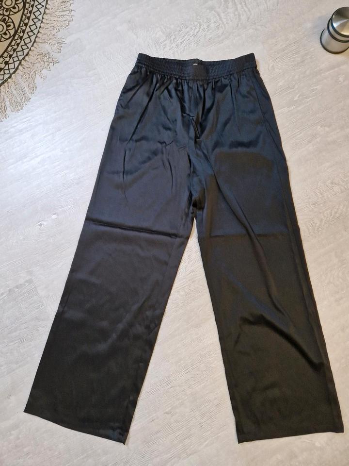 Only Stoffhose Hose schwarz Glanzoptik Gr. M Neu mit Etikett in Schweinfurt