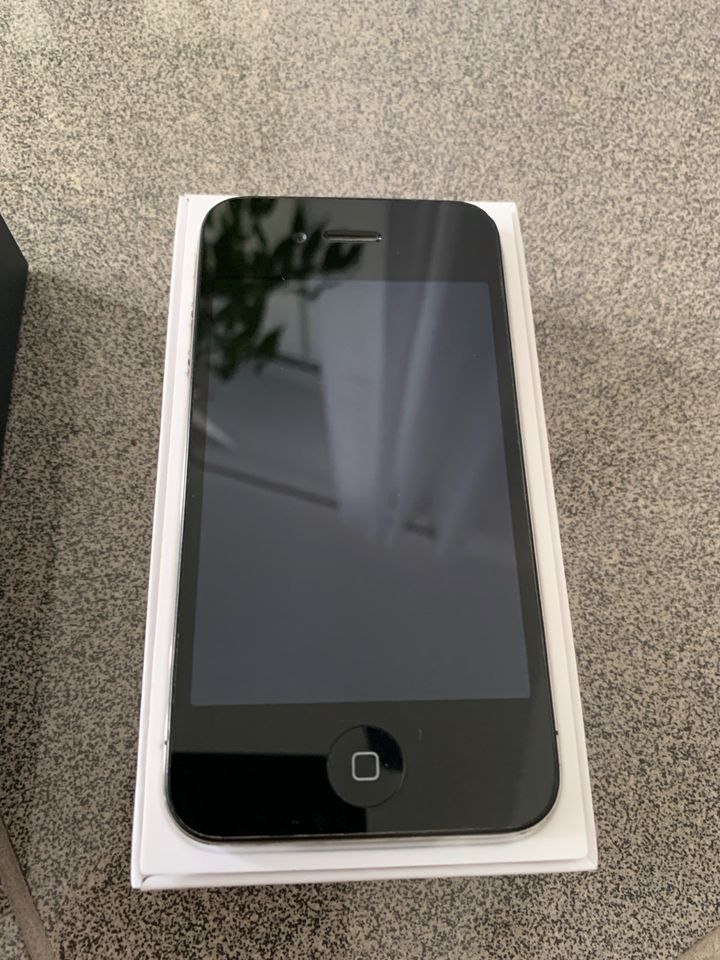 Apple iPhone 4 (Model A1332) 32 GB Smartphone schwarz in Stadtallendorf