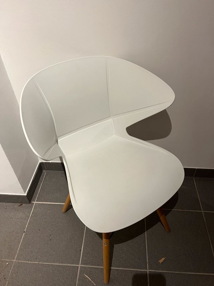 Zwei Stühle in Köln