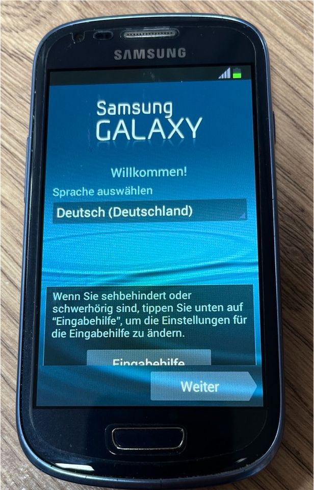 Samsung Galaxy S3 mini mit Ladekabel in Berlin