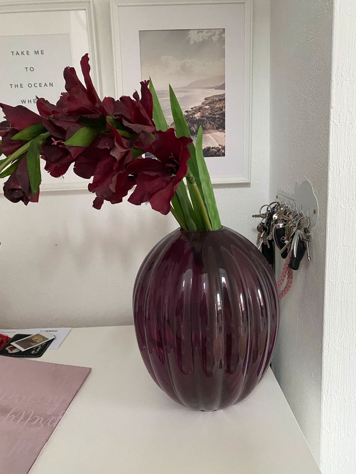 Große Vase lila mit Blumen smycka Ikea Deko in Göppingen
