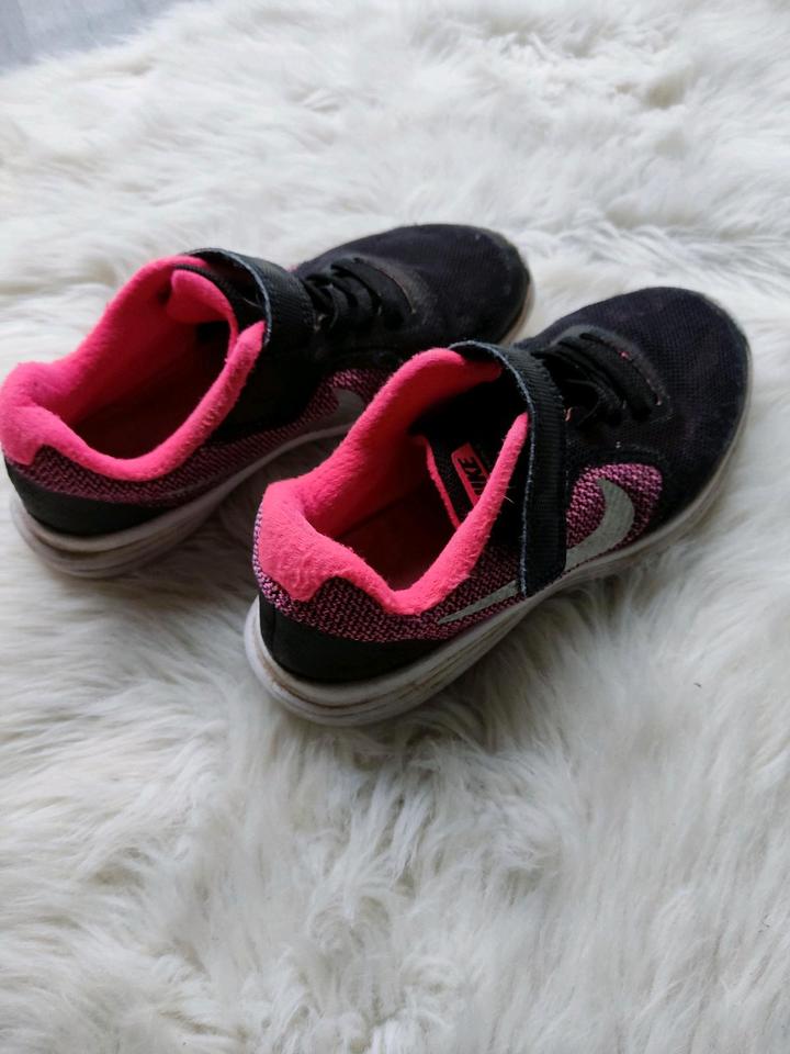 Nike,Turnschuhe,Sportschuhe,Schuhe,Gr. 31,schwarz,pink,Mädchen in Oyten