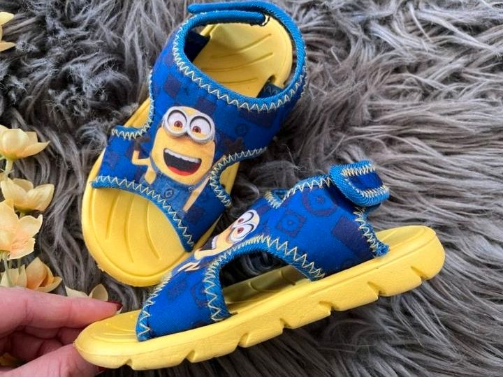 Badeschuhe Größe 27 Minions in Wegenstedt