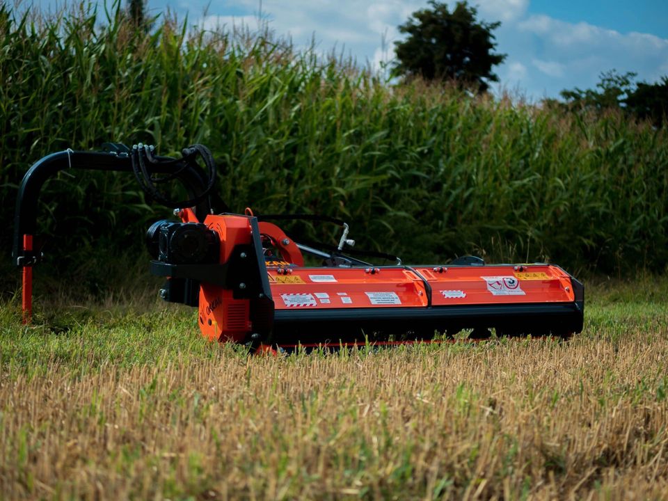 Böschungsmulcher 2,2m Schlegelmulcher Mulcher mit Sicherheit in Neuhardenberg